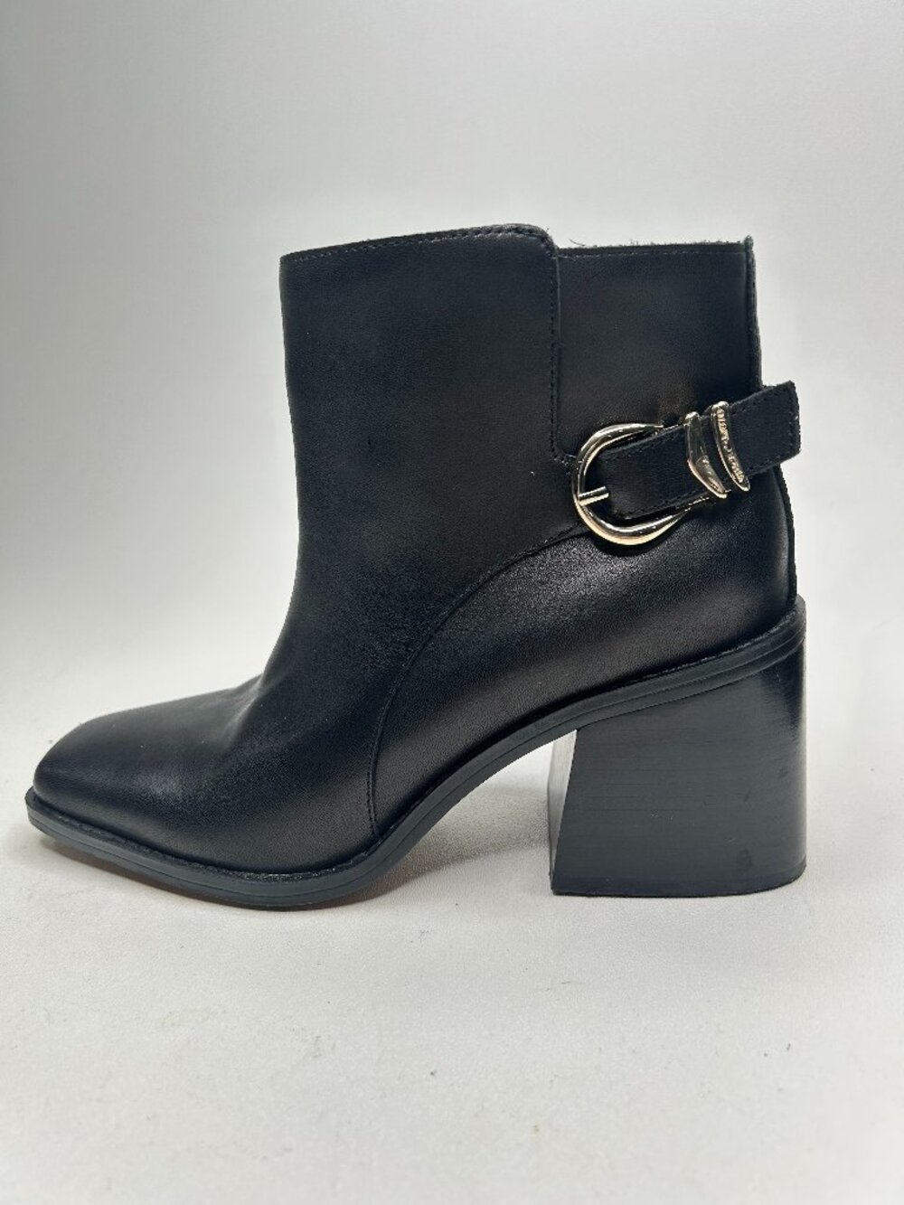 VINCE CAMUTO Sameena Ankle Bootie sz 7.5M Black Leather Buckle Accent